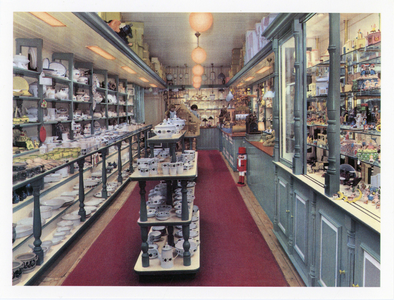 710536 Reclameprentbriefkaart van Poort, Glas, Porselein, Aardewerk , Lijnmarkt 45 te Utrecht. Met een kleurenfoto van ...